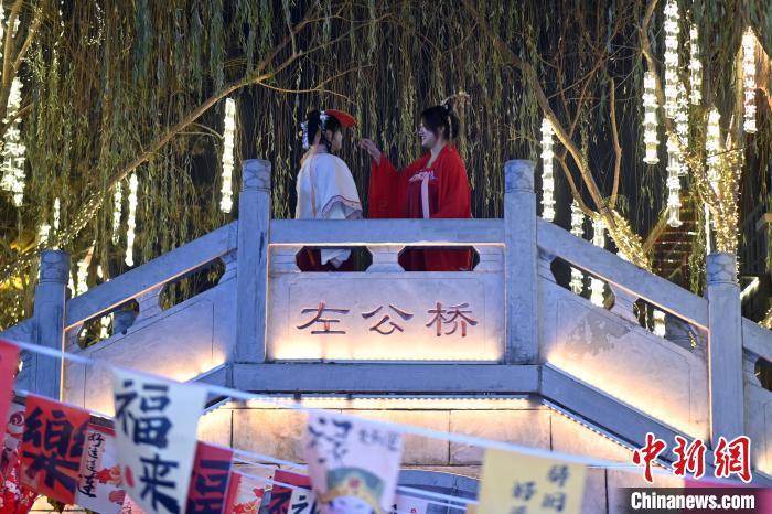 图为游客在兰州老街赏灯游玩　中新社记者　九美旦增　摄