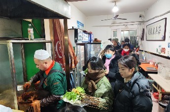 天水麻辣烫大院多家店铺关门 网红店仍需排队半小时凤凰网甘肃_凤凰网