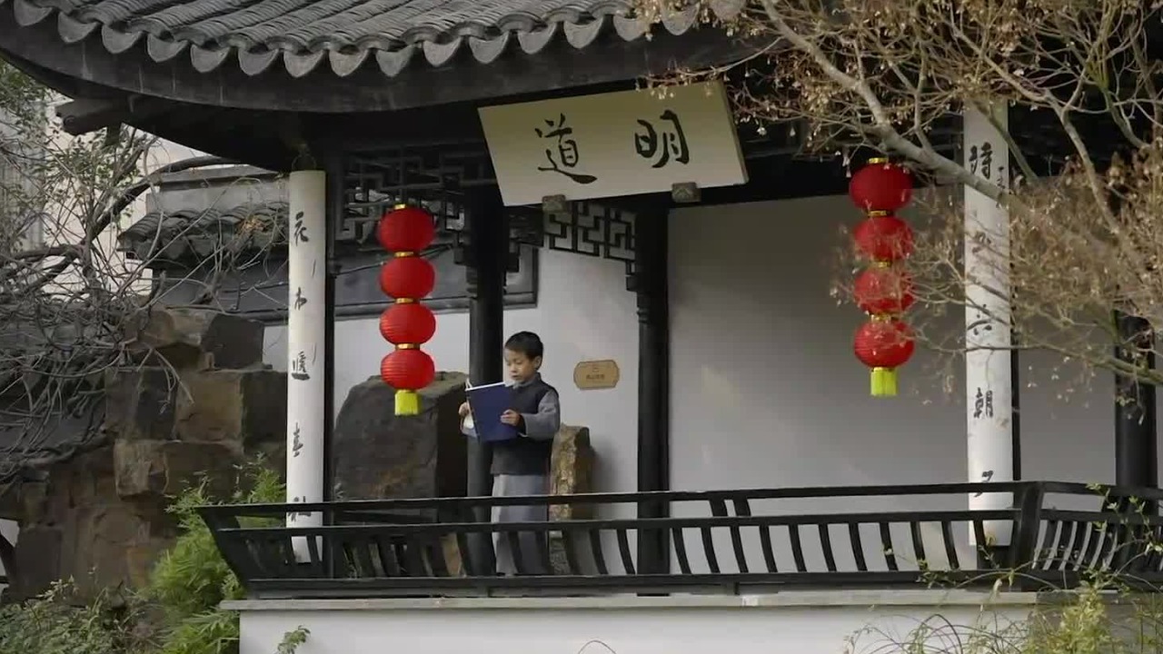 钱钟书自幼记忆力过人，几年就读完中国古典名著，对外国文学也有浓厚兴趣