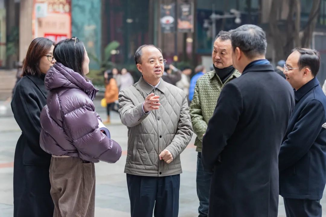 渝中区委书记黄茂军调研地王广场建设情况。