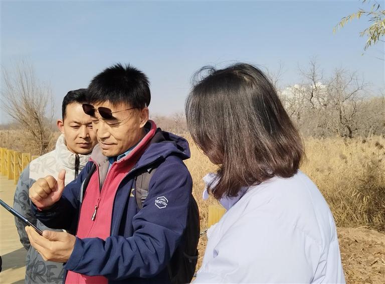 张立勋教授在天鹅滩了解大天鹅生活环境