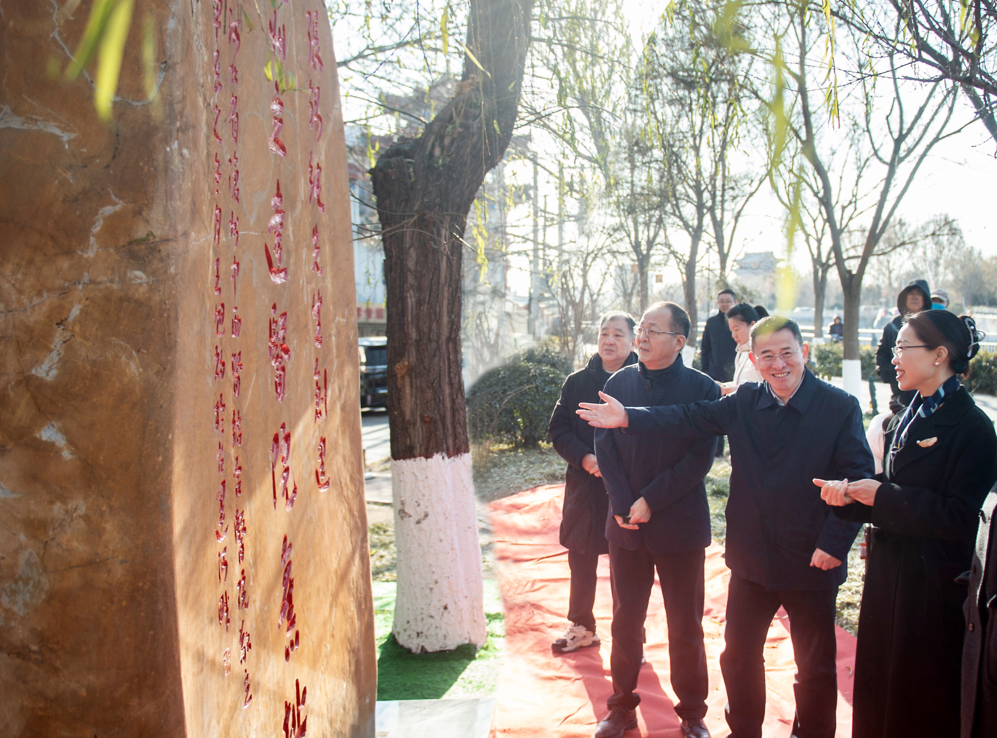 沧州中西医结合医院党委书记赵建勇（右二）向参加纪念碑揭幕仪式的来宾介绍情况。