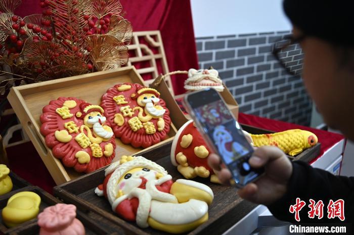 甘肃兰州:“萌蛇”花馍制作忙