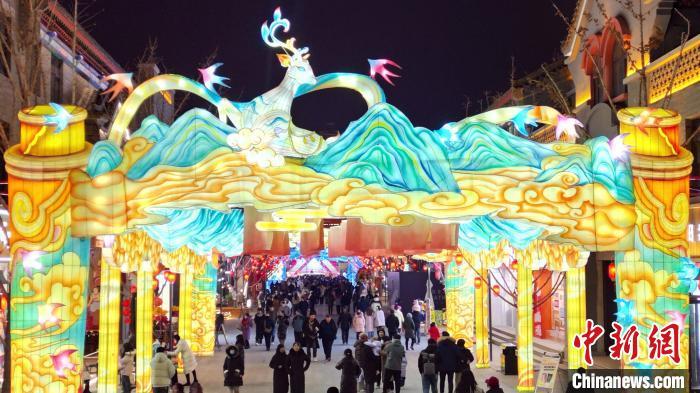 甘肃兰州：“锦绣东方金城画卷”主题灯展吸引游客