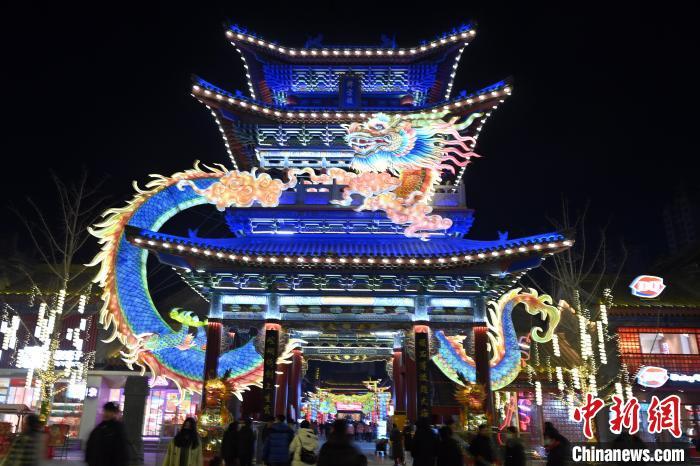 图为游客在兰州老街赏灯　中新社记者　九美旦增　摄