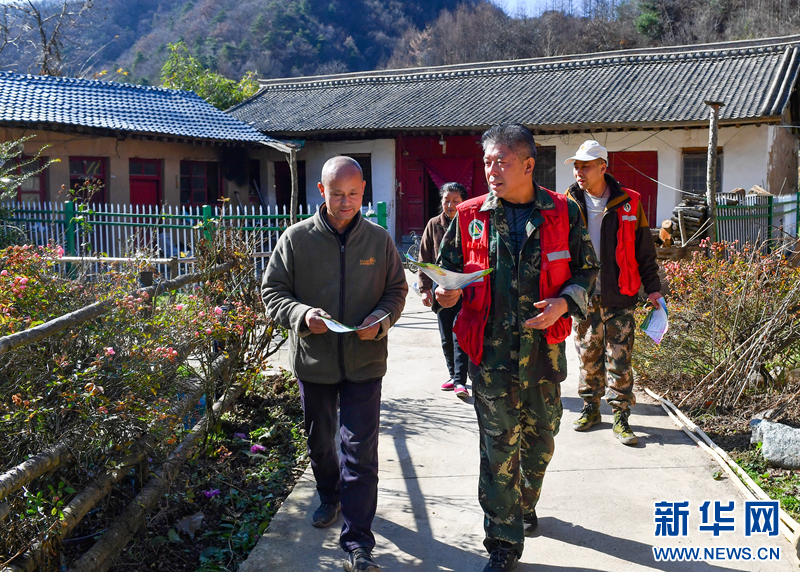 郝永全（右前）和李亚飞入户进行防火宣传