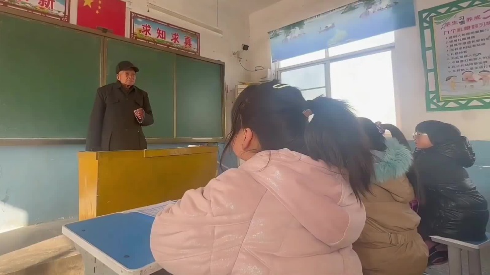 老人连续27年免费教小学生书法