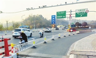 电动自行车在高架快速路行驶。