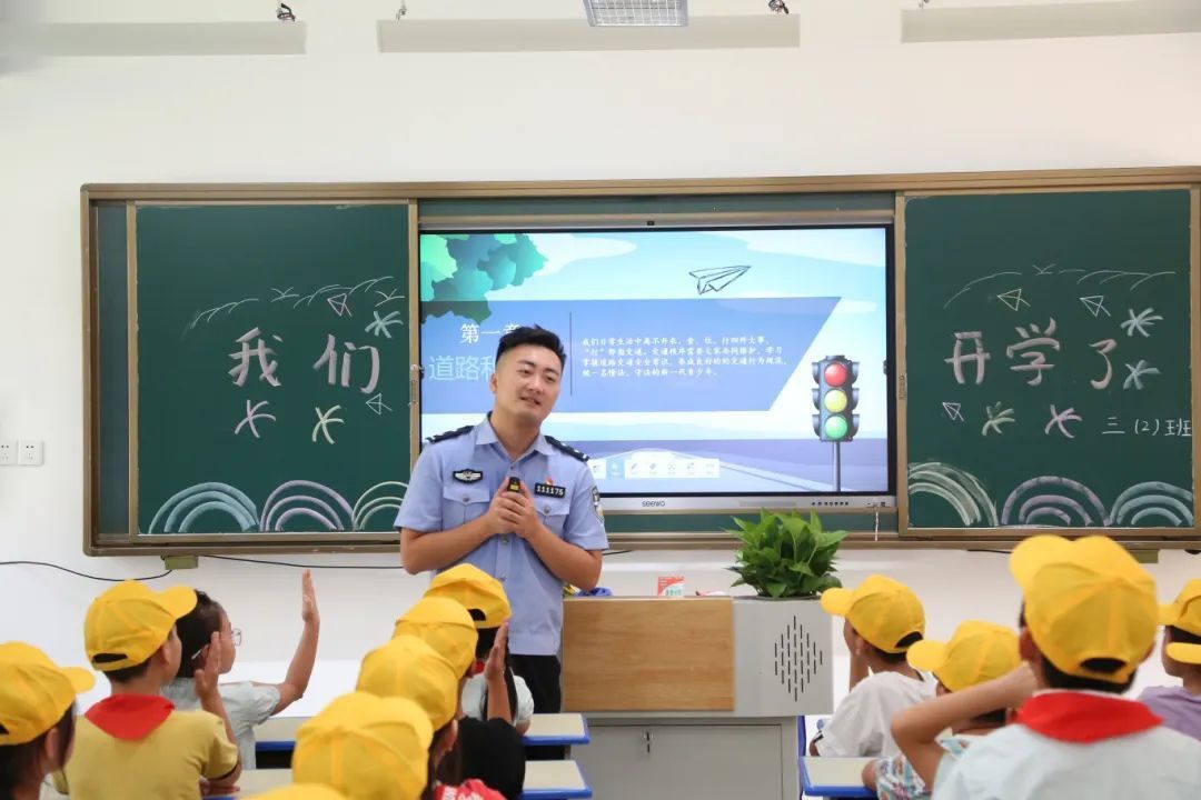 抚州有位“网红”交警执法时聊的全是生活 网友:全国交警向他学习