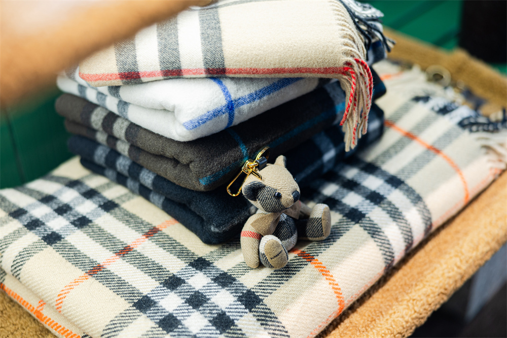 BURBERRY 哈尔滨限时精品店风采揭幕，以英伦公园主题致敬品牌外套历史