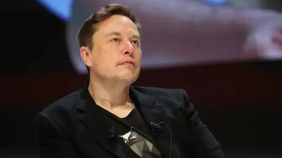 特朗普上任在即，马斯克把手伸进英国政坛，如此布局打的什么算盘