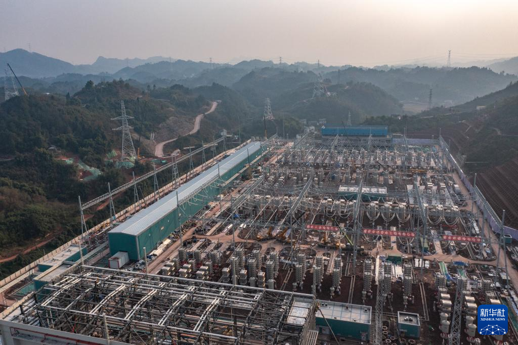 这是12月19日拍摄的“疆电入渝”特高压渝北&plusmn;800千伏换流站工程施工现场（无人机照片）。新华社记者 黄伟 摄