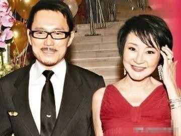 谢霆锋一家赴日过节不见王菲，亲爸没来后爸在，俩孙子长这么大了