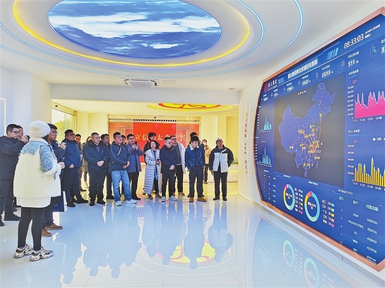 12月20日，全国众多铜企代表参观保太集团的再生资源回收交易平台。　　（图片由保太集团提供）