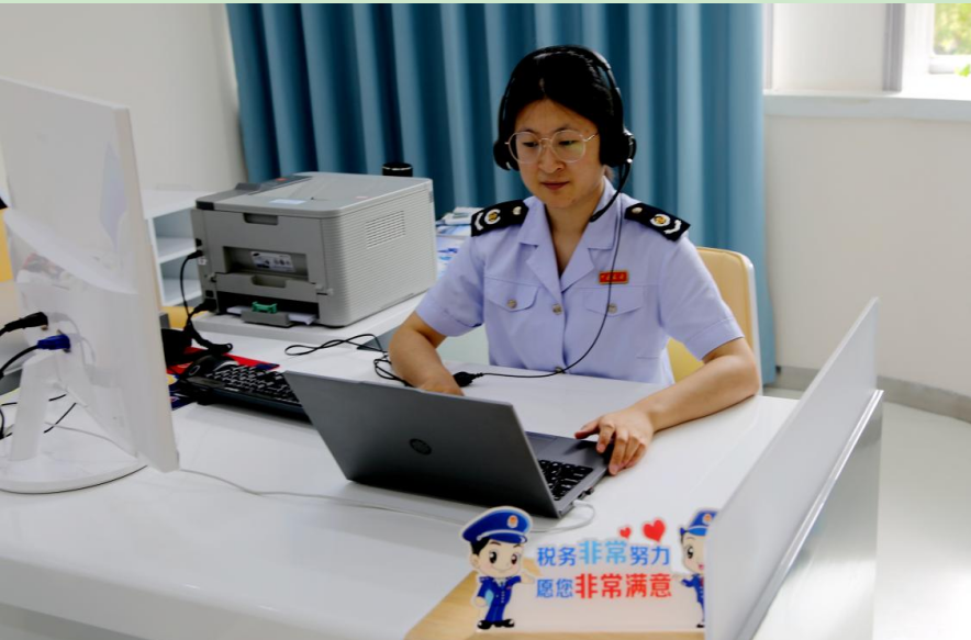 税务干部通过征纳互动平台远程解答纳税人咨询