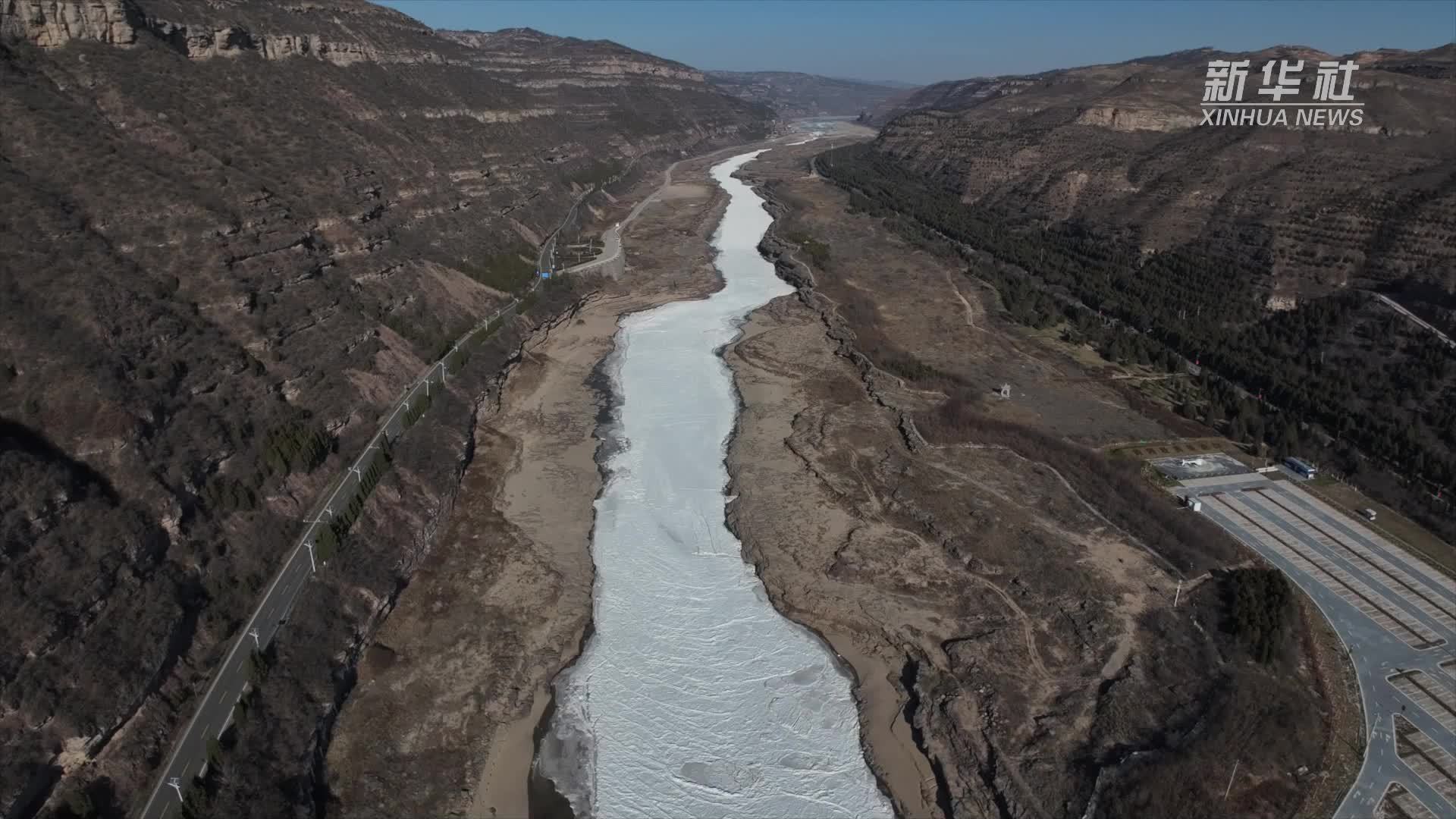 黄河壶口瀑布现“冰瀑玉壶”壮美景色