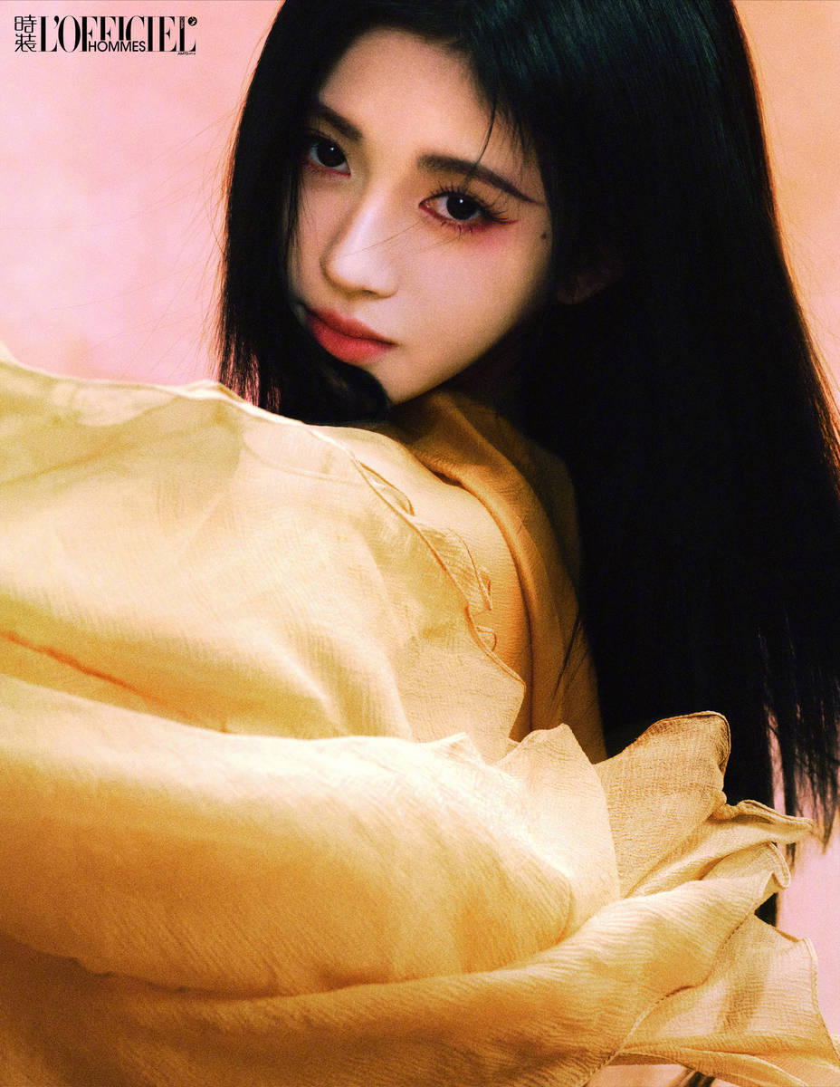 鞠婧祎淡雅而迷人·。
