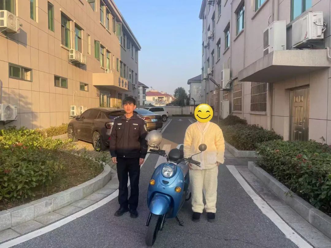 ▲民警已将被盗电动车归还给失主张女士。