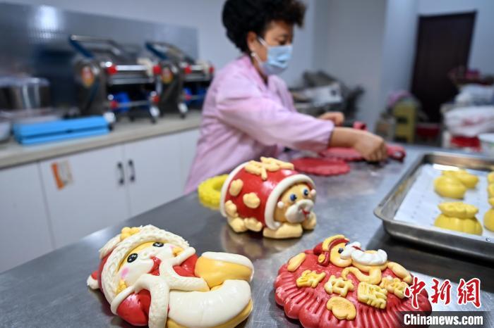 图为面点师制作“萌蛇”花馍 中新社记者 九美旦增 摄