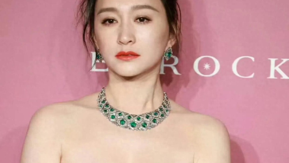 48岁李小冉瘦成“纸片人”，胸骨凸出看着好吓人，网友：好像谢娜封面图