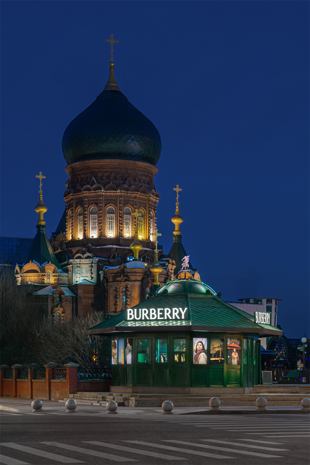 BURBERRY 哈尔滨限时精品店风采揭幕，以英伦公园主题致敬品牌外套历史