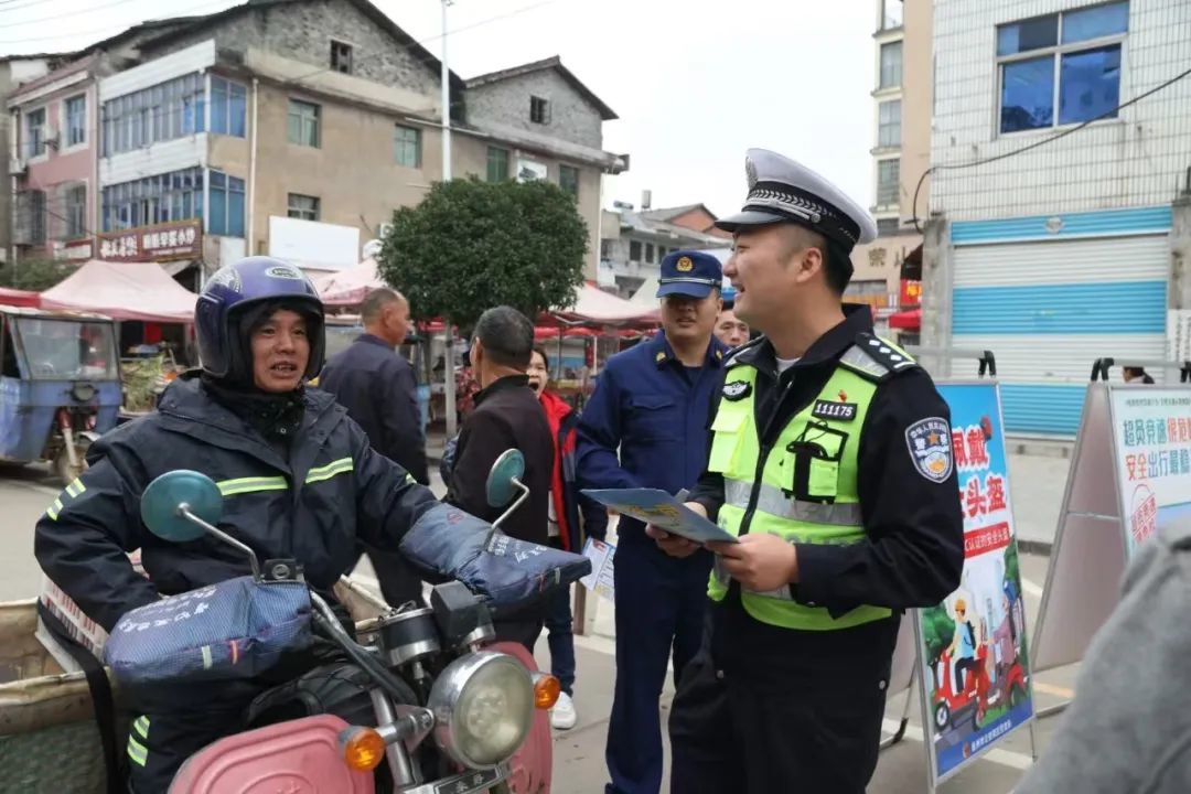 抚州有位“网红”交警执法时聊的全是生活 网友:全国交警向他学习