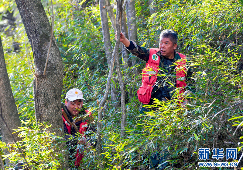 郝永全（右）和李亚飞走在进山巡护的路上