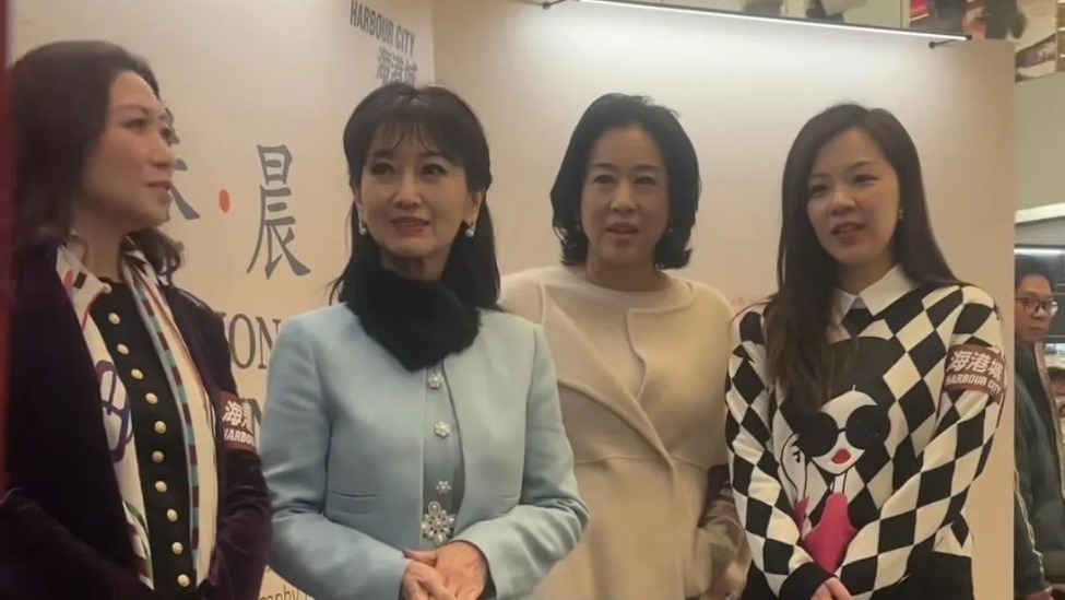 朱玲玲与赵雅芝一同现身海港城，无修图下一个眼袋重，一个皱纹多封面图