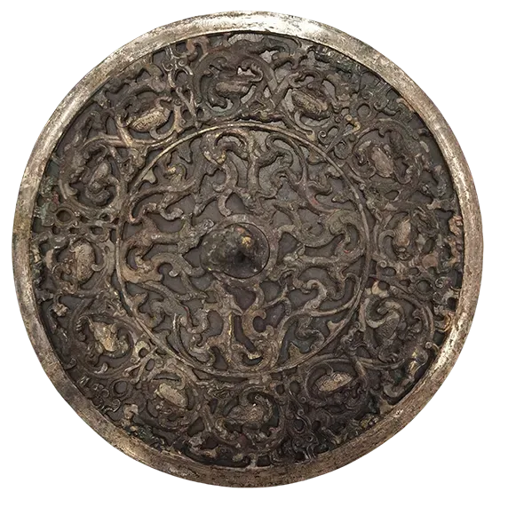 铜镜。梳妆用具,这面铜镜出土于海昏侯刘贺墓内棺头厢一件银扣贴金漆奁内,是唯一一块出土于刘贺墓内棺的青铜镜,具有典型战国时期楚式镜的风格。