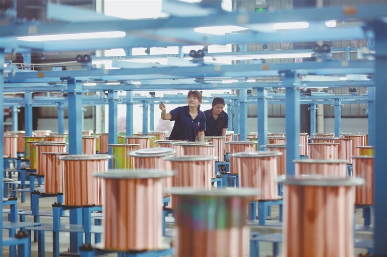 鹰潭市一家铜企员工正在对铜合金生产车间的产品进行质检。　　通讯员 曾志凡摄