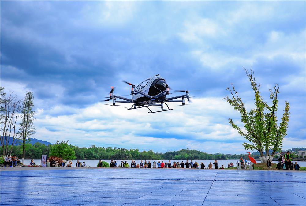 无人驾驶航空器“空中之恋”全球首飞在梁平实现。记者 熊伟 摄
