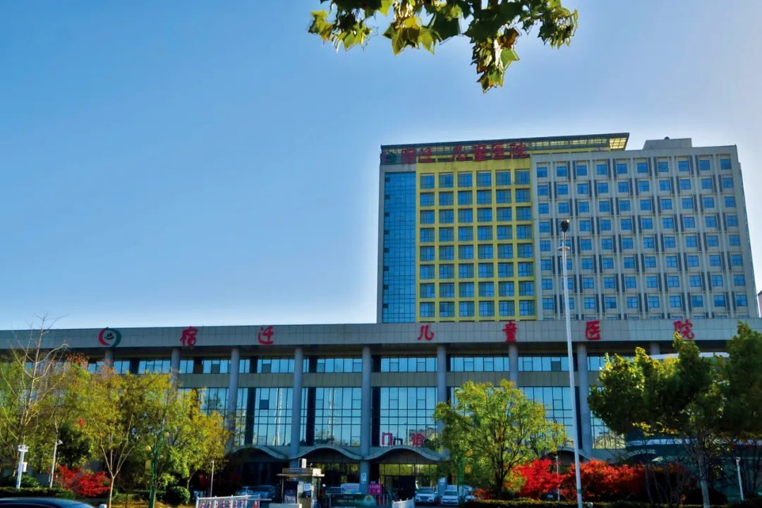 宿迁儿童医院外景,被摘除的“市”字留下的痕迹仍然可见。本文摄影/本刊记者 孙厚铭