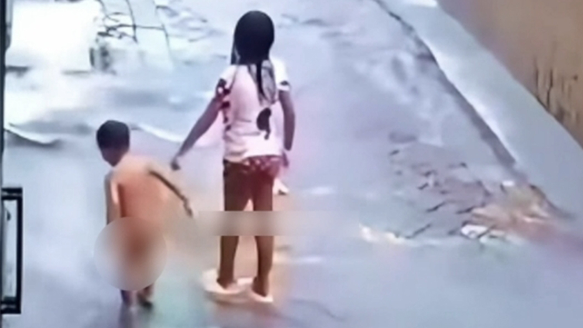 印尼3岁半男童淋雨玩耍，下一秒突然消失，掉入排水沟后立刻被冲走仍未找到