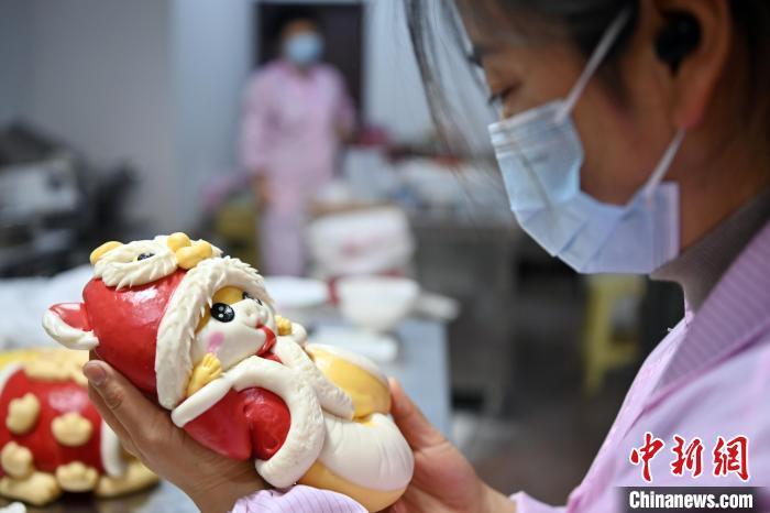 图为蒸制好的“萌蛇”花馍 中新社记者 九美旦增 摄
