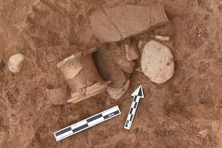 重庆市江北区王爷庙遗址层集中出土陶、石器。（重庆市文物考古研究院供图）