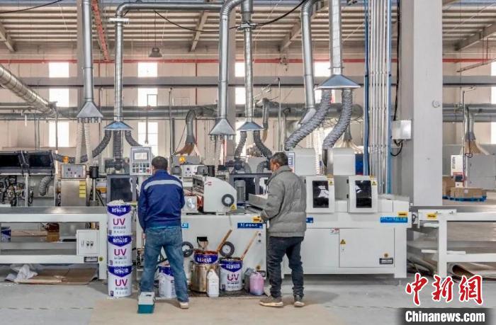 图为九江昌福木业有限公司生产车间内，工人正在赶制订单。瑞昌市融媒体中心供图