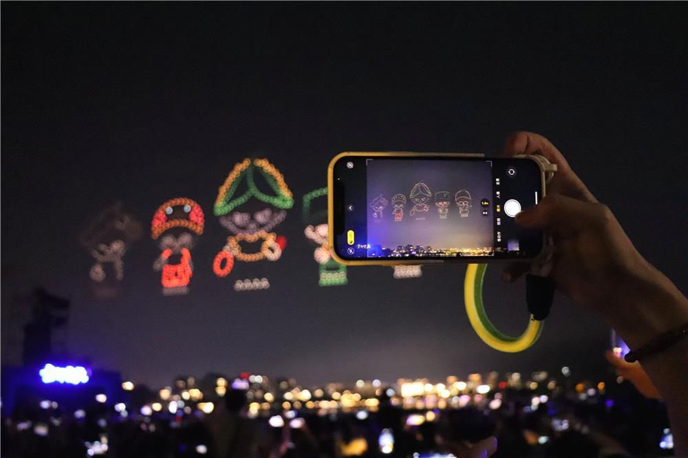 8月18日晚，活动现场，市民正在拍下这难忘一刻。
