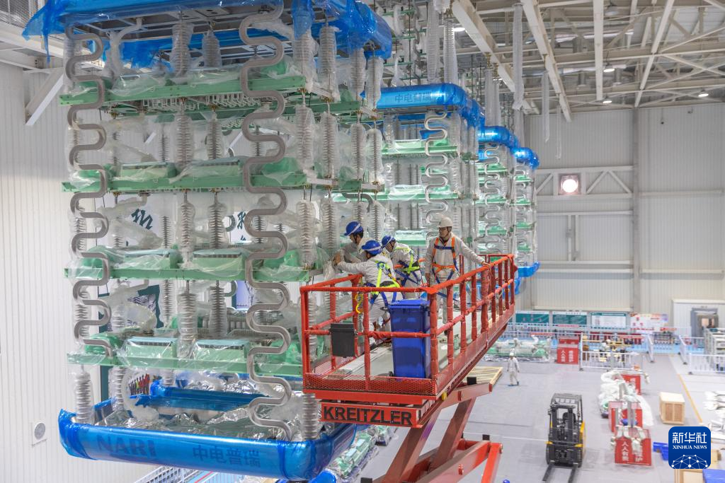 12月19日，在“疆电入渝”特高压渝北&plusmn;800千伏换流站工程施工现场，安徽送变电工程有限公司的技术人员在进行国产换流阀的安装作业。新华社记者 黄伟 摄