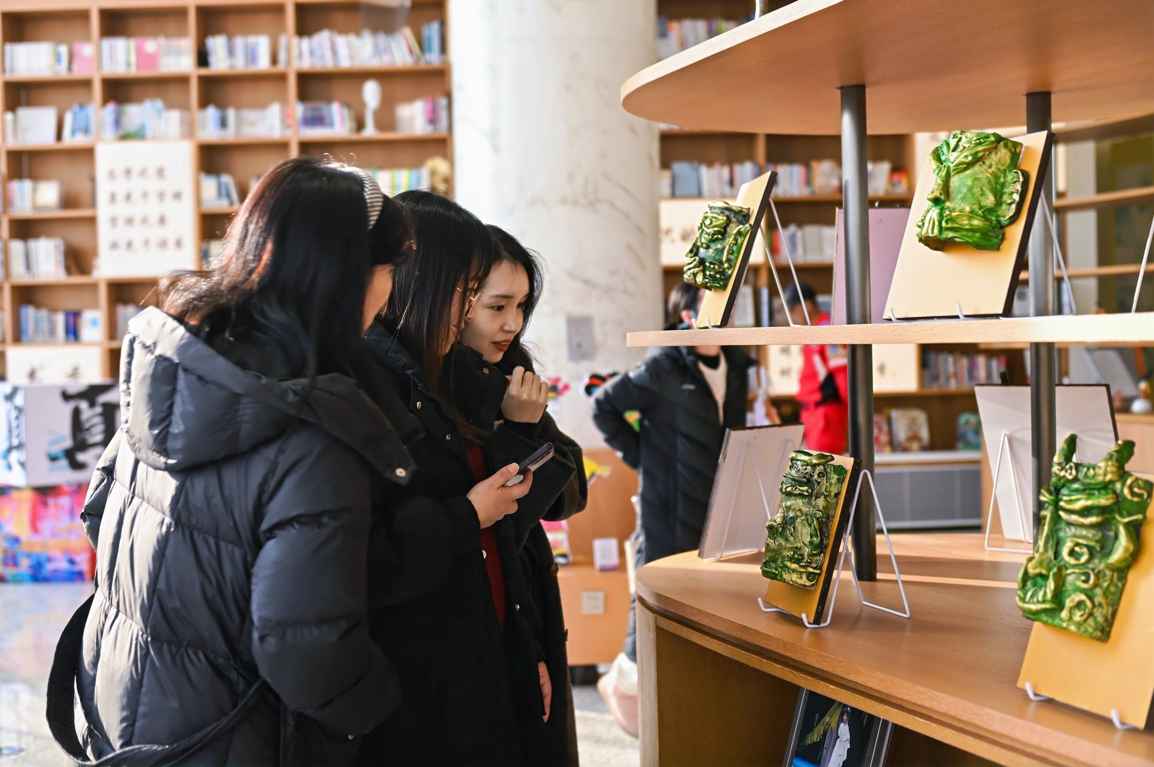 “世象·真粹”2024学年海真学校迎新艺术展，成为前湾新区城市展览馆的首展活动