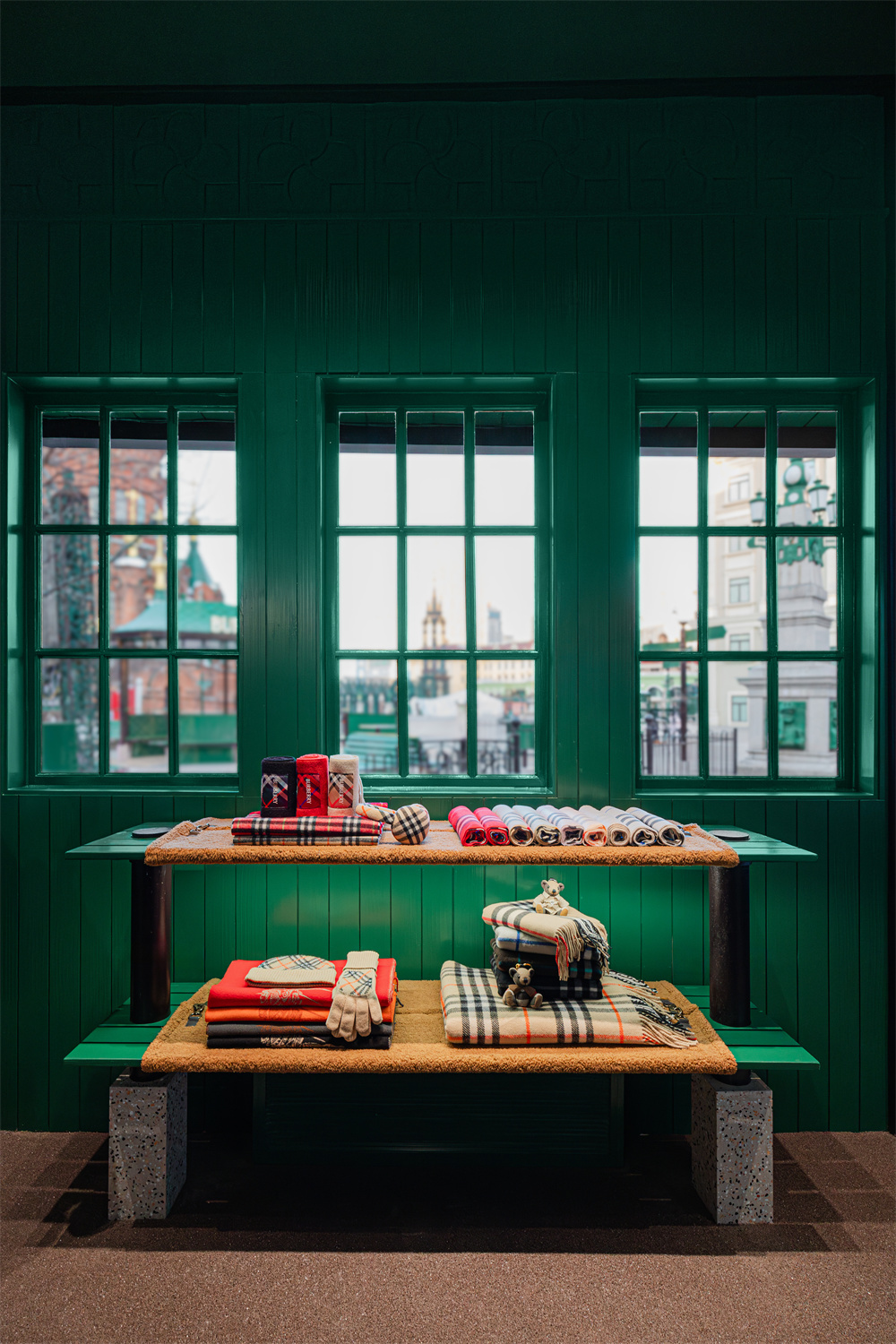 BURBERRY 哈尔滨限时精品店风采揭幕，以英伦公园主题致敬品牌外套历史