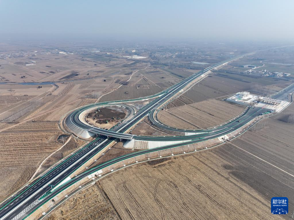 曲港高速沧州段建设现场(12月20日摄,无人机照片)。