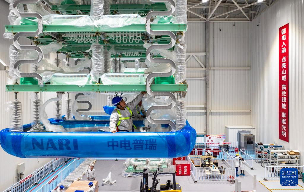 12月19日，在“疆电入渝”特高压渝北&plusmn;800千伏换流站工程施工现场，安徽送变电工程有限公司的技术人员在检查国产换流阀的安装质量（无人机照片）。