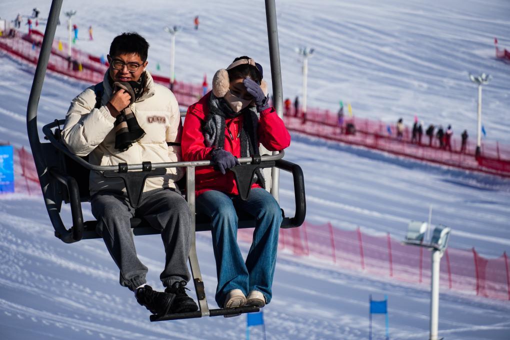 12月19日,游客在松鸣岩国际滑雪场乘坐缆车。新华社记者 王俊杰 摄