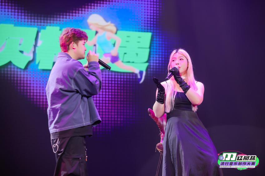 来自武汉的xBlue陈静宜和深圳原创歌手KKA，甜蜜对唱，歌颂着相遇的美好。