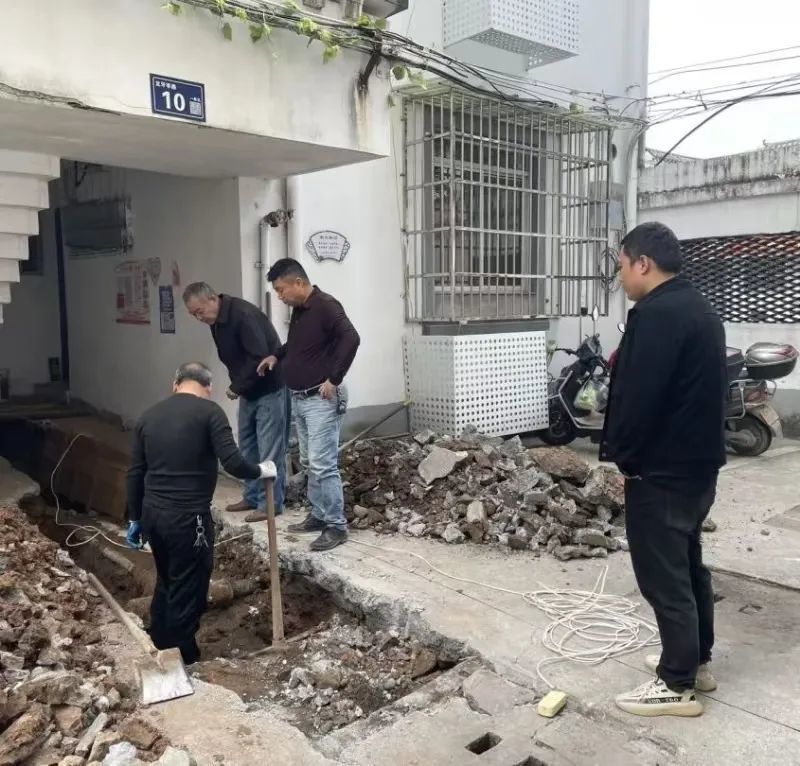 上饶信州区龙牙亭路一下水道堵塞污水倒灌 相关部门紧急处理