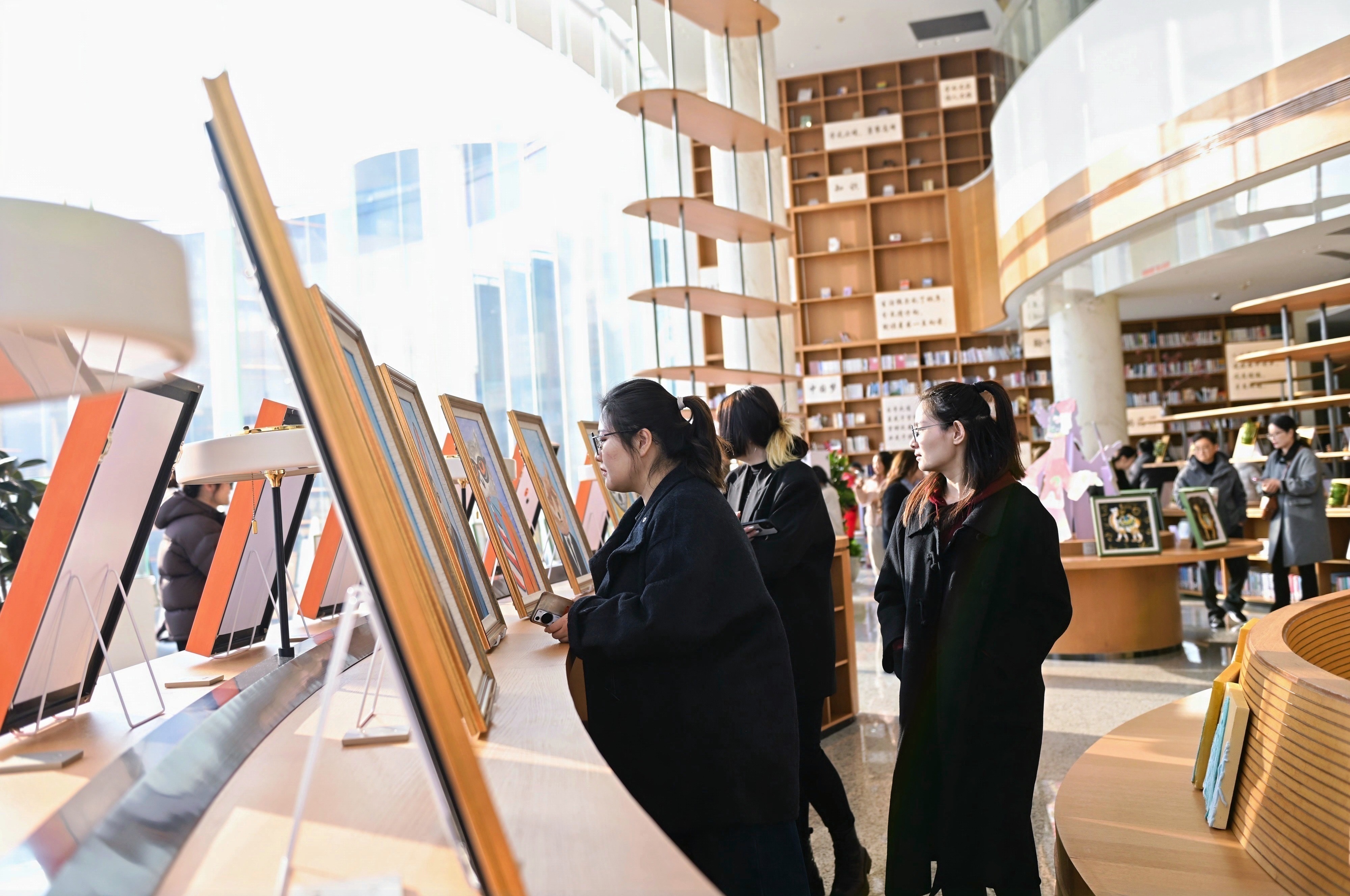 “世象·真粹”2024学年海真学校迎新艺术展，成为前湾新区城市展览馆的首展活动