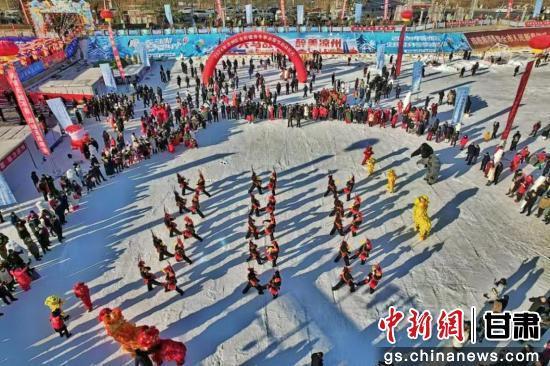 各类冰雪运动　何天泽　摄