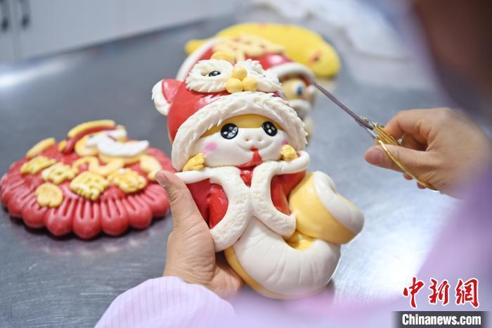 图为面点师制作的“萌蛇”花馍 中新社记者 九美旦增 摄