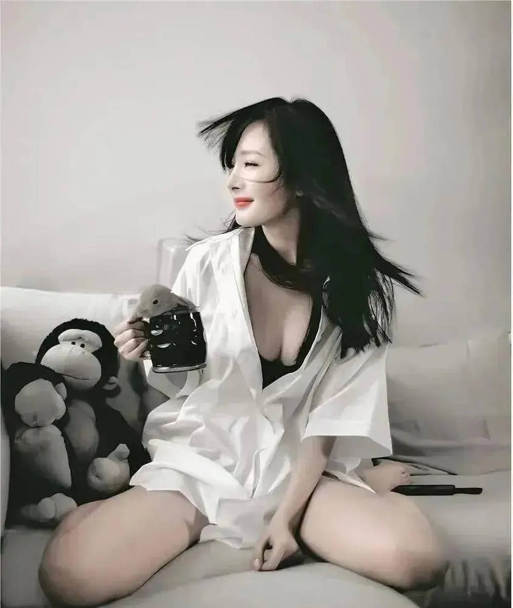 杨幂性感与甜美兼具。