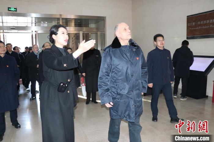 12月21日，中国工合国际委员会主席柯马凯等人走进白求恩&middot;印度援华医疗队纪念馆参观。　(华北军区烈士陵园 供图)